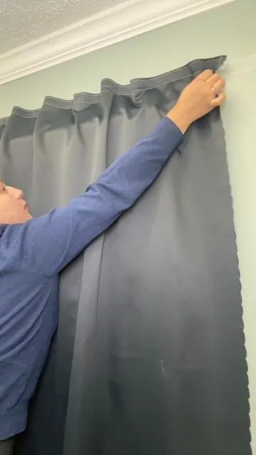 Cortina blackout súper fácil de instalar. Trae cinta adhesiva, así que solo la colocas en la ventana y listo. Ayuda a bloquear la luz y dar más privacidad en tu espacio. Si la quieres para tu casa, te la dejo aquí en el carrito #Blackout #Curtain# #Magi#Greenish #tiktokchopcreatorpicks 