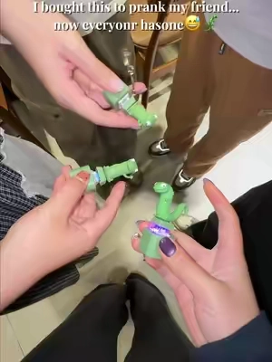 This tiny lizard turned our hangouts into chaos. lizard lizard lizard#hoppers #lizard #button #funny #tiktokshopspringglowup 