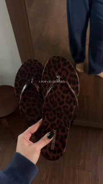 Ahhhh Cushionaire flip flops have me hooked! I love throwing on leopard print flip flops with monochromatic outfits to make them a little bit more interesting!! The perfect flip flops sandals for Spring and Summer.  Cushionaire Flip Flops. Spring and Summer Flip Flops. Spring Fashion. #flipflops #springfashion #sandals #springoutfit #cushionaire 