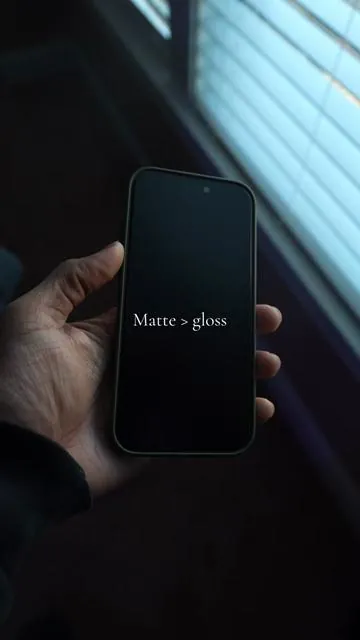 Matte does better with reduce glare, more scratch resistant, less fingerprints, and looks better in my opinion #screenprotector #matte #mattescreenprotector 