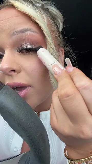 I’m mind blown.. can’t believe this actually worked?! #eyeliner #makeup #wingedlinerstamp #tiktokshopcreatorpicks #makeuphacks 