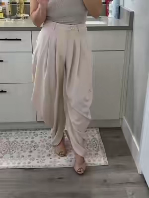 chic flowy curvy pleated baggy trouser pants #flowypants #baggypants #balloonpants #chic #pleatedpants 