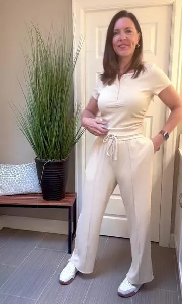 Trendy 2-piece set delivers exceptional comfort for your summer all-day wear #prettygardenclothing #prettygardenofficial #tracksuit #2pieceset #buttontop       