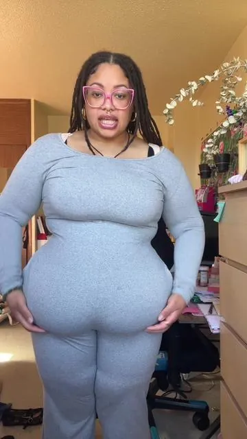 This @FeelinGirl LLC Colombians Faja is going to give you that hourglass shape but if you have an apron belly I don’t recommend. #plussize #plussizefashion #faja #shapewear #plussizeshapewear 
