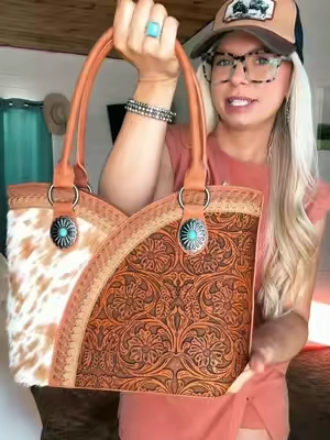 Grab it here ⬆️ Other color options too!! #westernbag #montanawest #westernpurse #westernstyle 