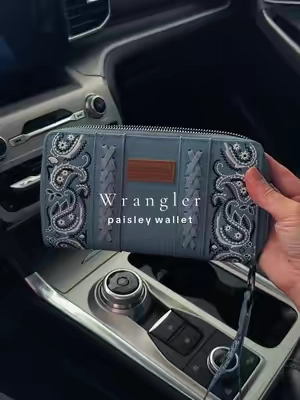 Cutie little wallet and there’s a matching purse 🤭 @Vaqueras Outfitters #purse #pursetok #womenswallet #wallet #wranglerwallet 