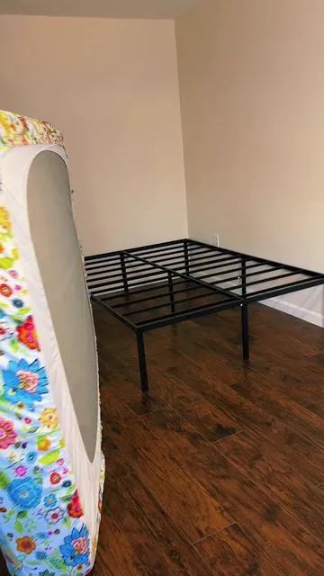 Base metálica para cama: no necesita box spring es resistente, duradera y tiene espacio de almacenamiento.  Adquiere el tamaño que prefieras desde el carrito naranja para obtener más del 40% de descuento y El novio Gratis y rápido en tan solo 3 días dentro de Estados Unidos. 🇺🇸  #bedroom #bedframe #fyp #paratii #viralvideo  @Edenza 
