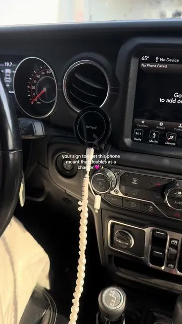 finally a phone mount that fits on my jeep 😭 #phonemount #wirelesscharger #magsafe #greenish #tiktokshopcreatorpicks  