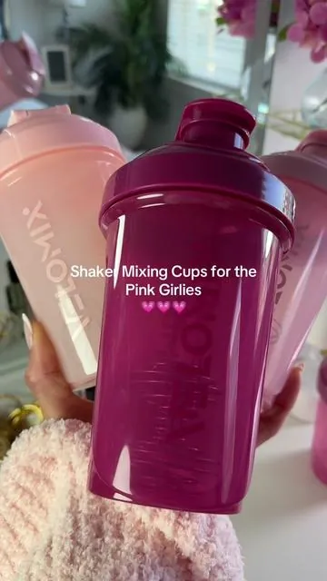 If it’s pink, I NEED it 😍 These 20 oz shake cups makes mixing protein shakes on the go so much easier! It get the clumps out with the double ended mixer. 