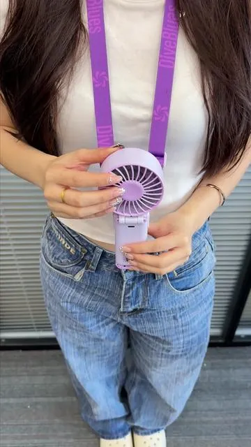 If you’re dealing with menopause and sudden hot flashes, having a handheld fan like this for quick cooling is seriously helpful. #portablefan #handheld #handfan#summeressentials #diveblues 