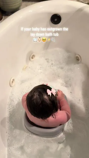 Finally restocked in all colors 🙌🏼🤍 I switched her to this at 5 months bc it has the high back, she loved being able to splash around and play #bathtime #newmom #babymusthaves #bathchair #babychair 