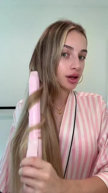 FINALLY a curler that works for long hair🤭 it’s @FoxyBae Hair ‘s NEW Bounce Bae Long-Barrel Spring Curler 😍💕 #viral #longhair #hairstyle #curlingiron #foxybaehair 