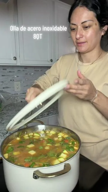 Yo la más feliz con mi olla nueva🤩 @Carote Brand Store #olla #aceroinoxidable #cosasdemamas #kitchenessentials 