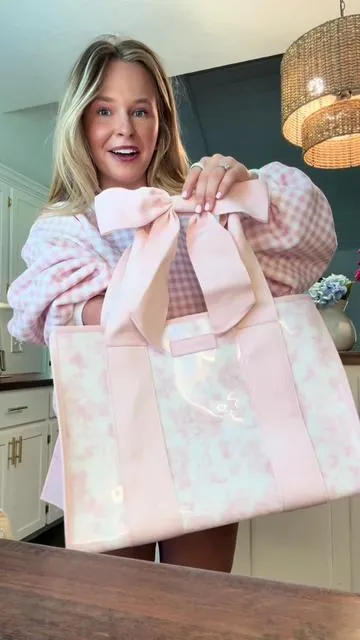 The holy grail of beach bags😍🎀