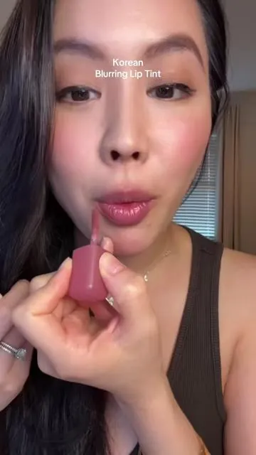 This literally smooths out those Lip lines and feels so soft and lightweight. @Colorgram US #colorgram #liptint #mattelips #koreanmakeup #koreanliptint 