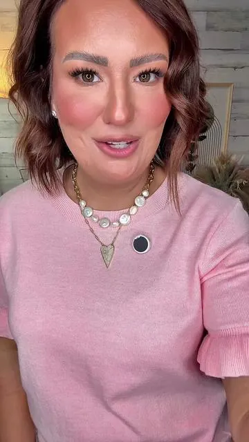 I LOOOOVE this ruffle sleeve short sleeve sweater!! It’s lightweight and so incredibly soft!! 😍 @Evaless official #rufflesleeve #shortsleevesweater #springoutfit #evaless #ttsacl 