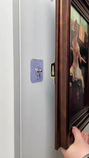 ¡No puedo creer que realmente existan estas tiras adhesivas sin taladrar! Colgar cuadros en la pared ya no requiere hacer agujeros.#TikTokShop #TikTok #NewYearNewHome #walldecor #fyp