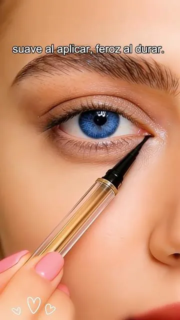 Delineador de ojos líquido a prueba de agua, perfecto para un look intenso.