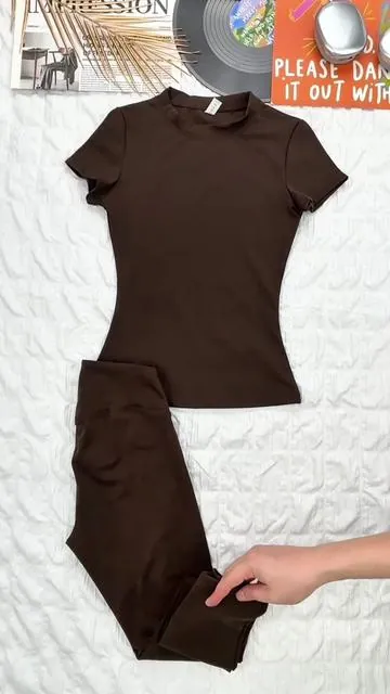 Love how this holds everything in and of course it looks incredible on her#gymlife #outfit #twopieceset #workout #sportswear 
