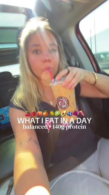 you can eat out and STILL reach your goals.. here’s a what i eat in a day while eating out and still hitting my protein goals 👏 #whatieatinaday #wieiad #whatieat #balancedlifestyle #highproteinmeals @7brewcoffee @Beam @Clean Simple Eats @Bloom Nutrition @Barebells @Barebells USA 