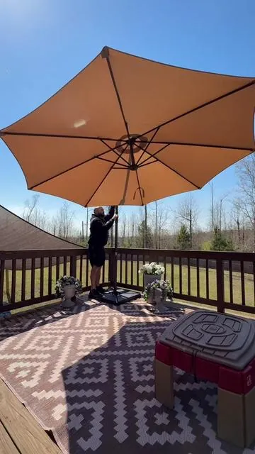 I couldn’t believe the price of this umbrella for the quality! So glad we didn’t get the one in the store #outdoordecor #umbrella #patiofurniture #summeressentials 
