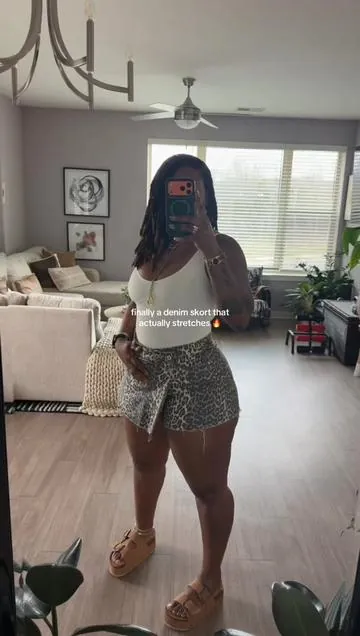 I thought this was just a cute denim skirt… whole time it’s a SKORT 👀🔥 It stretches, hugs your curves perfectly, and is actually comfortable to move in (no riding up 🙌🏾) True to size & perfect for summer fits. I’m obsessed 🔥 #tiktokshopcreatorpicks #tiktokshopspringglowup #tiktokshopstockup #katchme #skort 