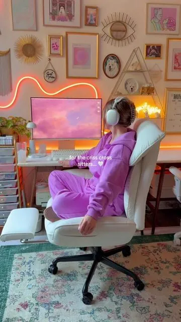if you sit criss cross at your desk… this chair is the one 🤍💫✨ #desksetup #workfromhome #homeoffice #officechair #cozyhome 