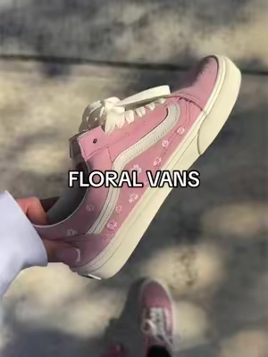 the perfect shade of pink 🎀🌸💓 old skool low top vans #vans #tiktokshopcreatorpicks 