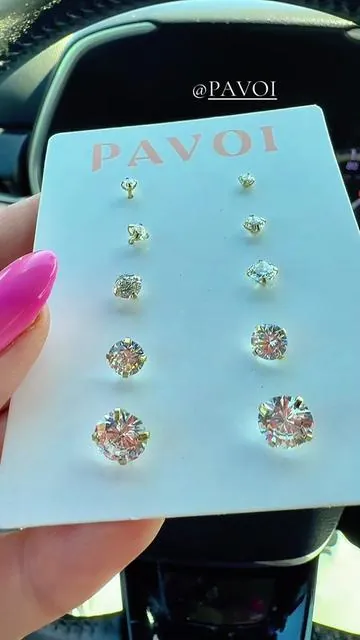Set de 5 pares de aretes estilo diamante 💎 con baño en oro 14K ✨ resistentes al agua, hipoalergénicos y perfectos para uso diario. Diferentes tamaños para combinar con cualquier outfit. #greenish #tiktoshopcreatorpicks #ttsfashionweek #SpringStatements #tiktokshopspringglowup 