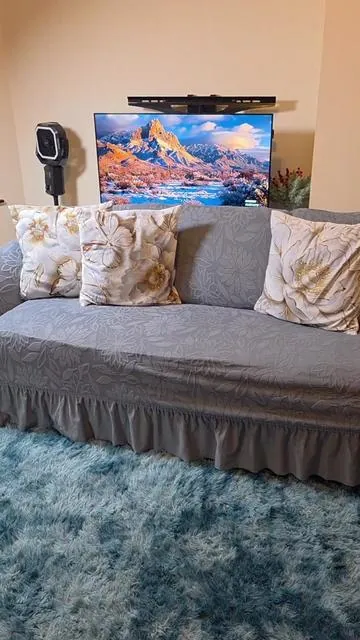 Esta funda elástica transforma cualquier sofá viejo en uno moderno, elegante y protegido.Olvídate de manchas, pelos de mascotas y desgaste diario 🐶 Fácil de poner, no se mueve y se adapta perfecto. . #HomeHacks #Decoracion #Hogar #cobertor
