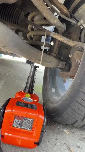 VEVOR Electric Car Jack, 5 Ton/11023 LBS Hydraulic Jack with Electric Impact Wrench, Portable Car Lift with Built-in Inflatable Pump, and LED Light for SUV MPV Sedan Truck Change Tires Garage Repair