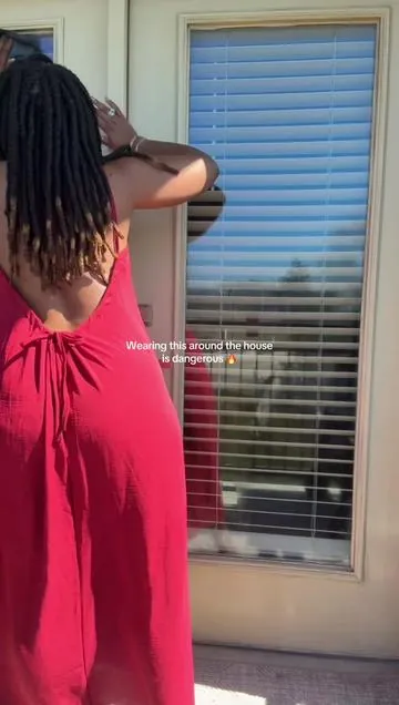 I thought this was just a chill, around-the-house dress… but WHY does it make me look like this?? 😩🔥 The backless detail?? The way it just flows and sits on your body?? And don’t even get me started on how soft it is… You lowkey turning heads in your own house 🔥 I’m telling you right now… you’re gonna reach for this EVERY single day. Don’t wait till it’s sold out like I almost did. 🛍️ linked right here! go get yours 🔥 #tiktokshopcreatorpicks #tiktokshopspringglowup #tiktokshopstockup #backless #loungedress 