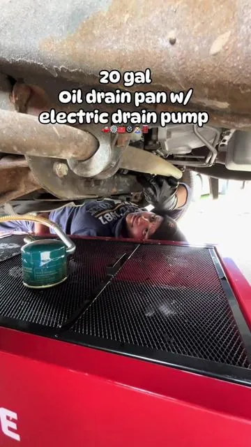 Must have if you work on cars & do oil changes ✨🚗🛢️ 20 gal oil drain pan w/ electric drain pump ⚙️🧰👨🏻‍🔧 #oildrainpan #mechanic #oilchange #giftsfordad #giftsforhim 