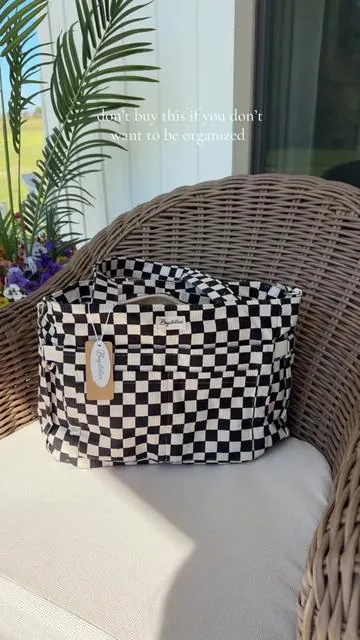 This bag is for the over organizer’s! There are so many pockets on this bag!!! #totebag #travelbag #workbag #mombag #crossbodybag 