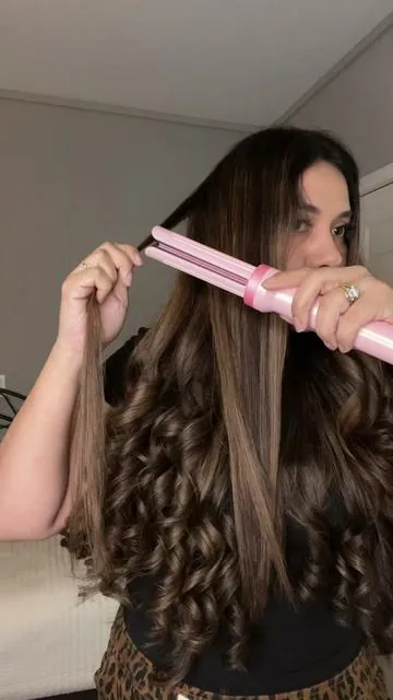 Plancha rizadora de Forlifa es buenisima sirve para alaciar el cabello y para hacer rizos y ondas, bota aire frio lo cual sella la onda automáticamente y daña mucho menos el cabello y lo deja súper brilloso y manejable#forlifa #planchadecabello #automaticcurlingiron #ondasconplancha #tiktokshopcreatorpicks 