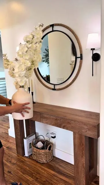 Decorando la entrada de mi casa me gustó mucho esta mesa y lo mejor que hay varios colores 