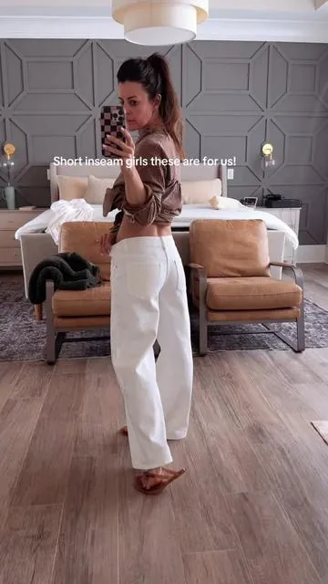 Petite girl friendly!!! These white jeans are perfect. I’m 5’2 115lbs wearing an XS!! No hem needed! #petitefashion 