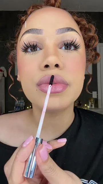 Mwuah 💋 @SACHEU Beauty US lip stain in ‘p-inked’ @Maybelline NY lifter gel gloss in ‘sugar spritz’ #accutanelips 💔