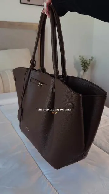 Color: Coffee🤎✨ obsessed! Fits everything🫶🏻  #newbella #everydaybag #travelbag #fashiontiktok #tiktokmademebuyit 