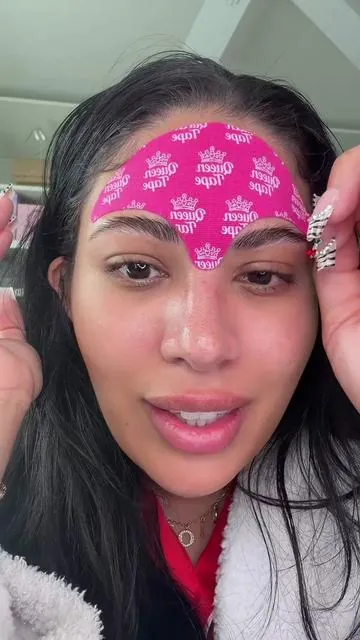 forehead tape >>> tox @Queen Tape #queentape #foreheadtape #wrinklesmoothingforeheadtape #tiktokshopspringglowup #tiktokshopcreatorpicks 