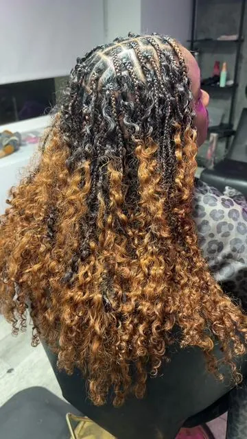 All day got hold is the best product out right now that gonna keep your curly hair popping okkk… and these QVR feather crochet burmese curly not far behind…. #miracleknots #bohobraids #burmesecurly #curlyhair #knotlessbraids 