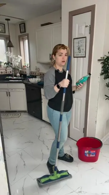 ✨🧼 Encontré este jabón para trapear que deja el piso brillante y con un olor riquísimo. Rinde bastante porque es concentrado y la casa queda oliendo limpio por horas. Si te gusta que tu casa huela a recién limpiado, esto te va a encantar 🏡💙 #LimpiezaDelHogar #TikTokFinds #CasaLimpia #HomeCleaning #AmazonFinds  