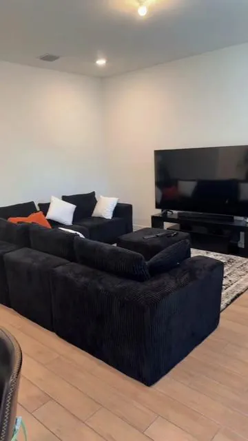 #couch #tiktikshopmademebuyit #tiktokshopcreatorpicks #viralvideo #livingroom 