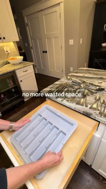 Stop wasting drawer space. This expandable silverware organizer adjusts to fit almost any kitchen drawer—so everything finally has a place. No more clutter, no more mismatched trays. It’s clean, adjustable, and makes your kitchen feel instantly organized.  #kitchenorganization #storagehacks  #homehacks #tiktokshopfinds #drawerorganization 