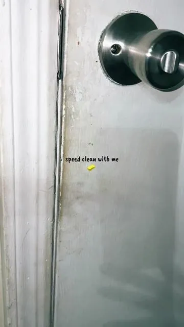 our front door was long overdue for a deep clean😭😮‍💨