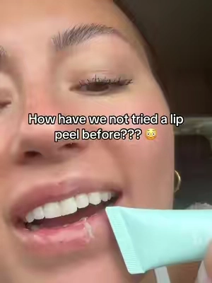If you love a good peel this is so satisfying!!! #lippeel #drylips #crustylips #lipmask #lipcare 