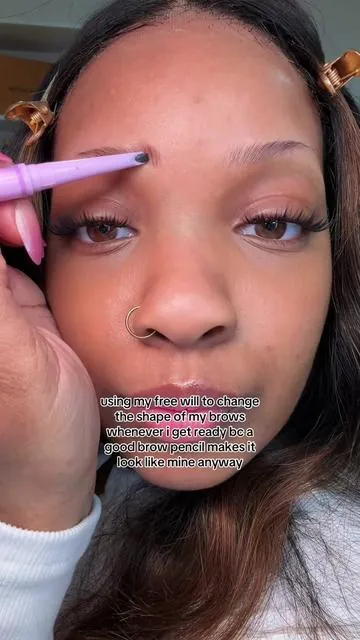 shiny strokes where??? 🧐🤏🏽 #eyebrows #brows #diybrows #eyebrowtutorial #eyebrowpencil 