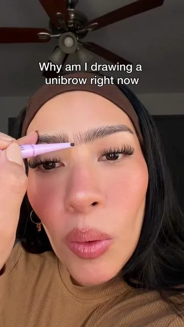 How to draw natural eyebrows with hair like strokes✍🏻 beginner friendly eyebrow tutorial, realistic brow pencil demo😱 ##eyebrowtutorial##browpen##beginnermakeup##browstutorial##cejasperfectas@@SUREZIA