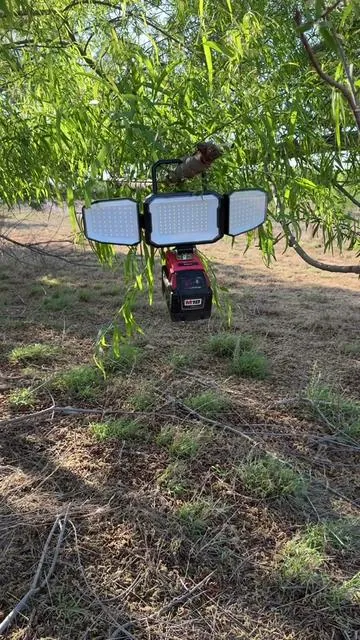 Sácale provecho a tu pila del taladro encontré este adaptador con lámpara led y puerto de carga para tu cell si andas echaba mecánica en tu casa o si trabajas de noche esta lámpara es para ti #lampara #led #compatible 