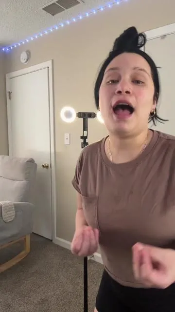 Trípode selfie NEOTECH 360° con seguimiento facial automático y dos luces de relleno. Ideal para grabar videos, transmisiones en vivo y videollamadas sin usar las manos, con iluminación profesional en cualquier ángulo.#tripode360 #tripode #selfie #videos #live 